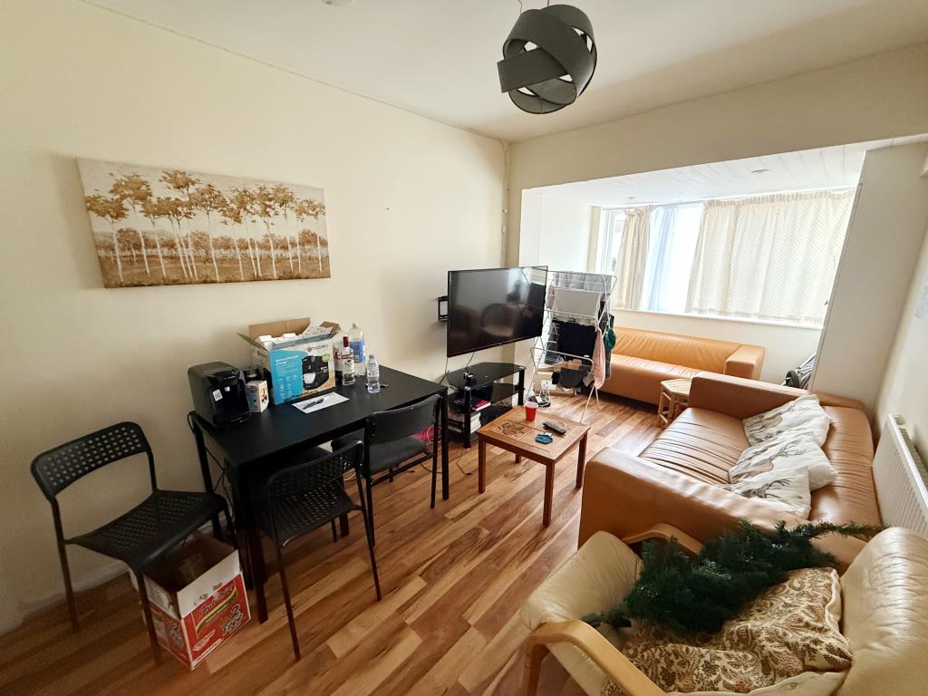 Lot: 135 - HMO FOR INVESTMENT - Living room